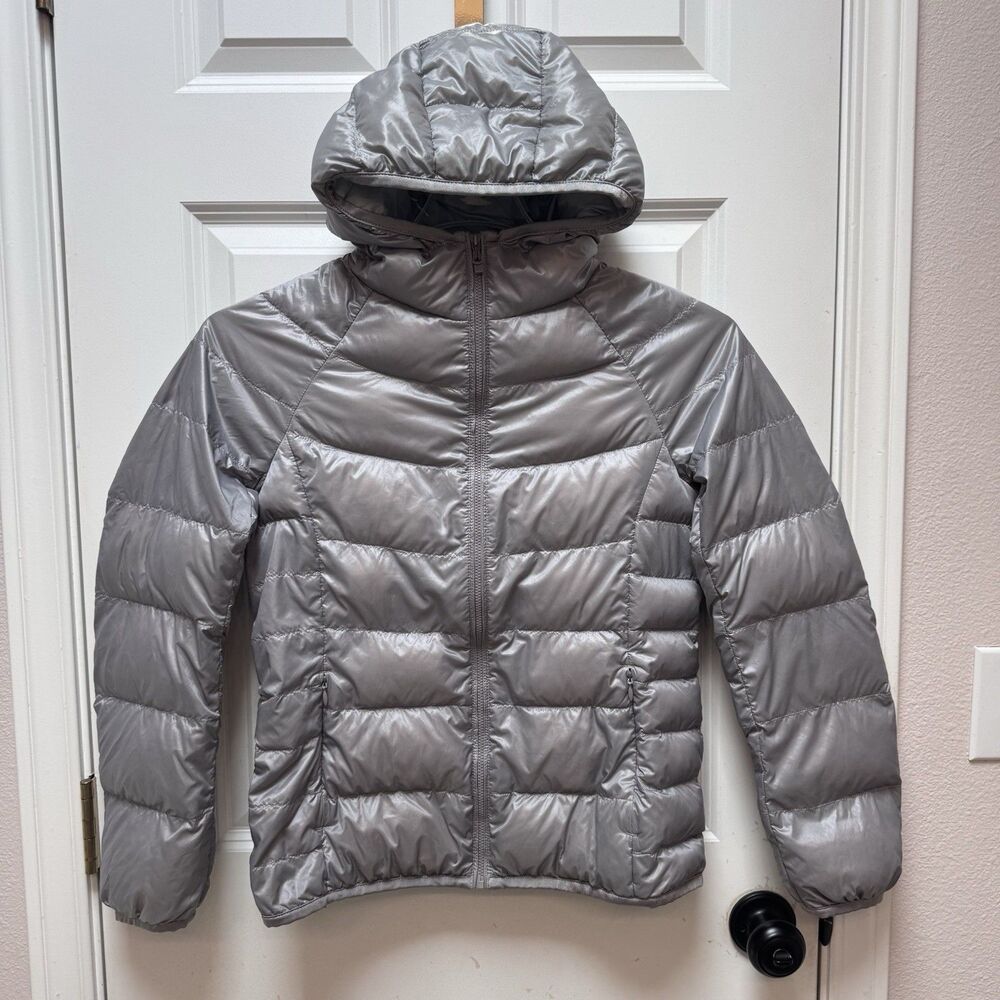 Uniqlo Ultra Light Down Puffer Jacket Womens Medium Grey Hooded EUC Cabin Winter